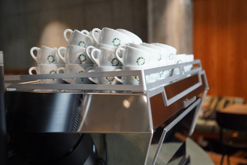 Coffee Circle Torstraße, Bild aus dem Innenraum, vor der Bar, Espressosetup mit La Marzocco Maschine