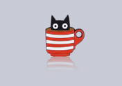 Ein Emaille-Pin, der eine schwarze Katze mit großen weißen Augen zeigt, die aus einer rot-weiß quergestreiften Kaffeetasse herausschaut.