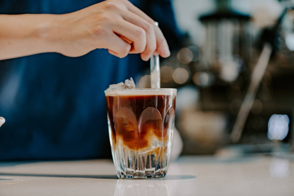 Unser Café Zubereitung eines Sparkling Americanos im Cafe