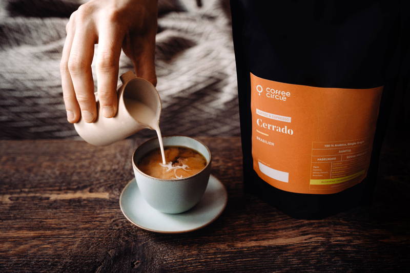 Cerrado Filterkaffee Espresso in einer Tasse mit Milch