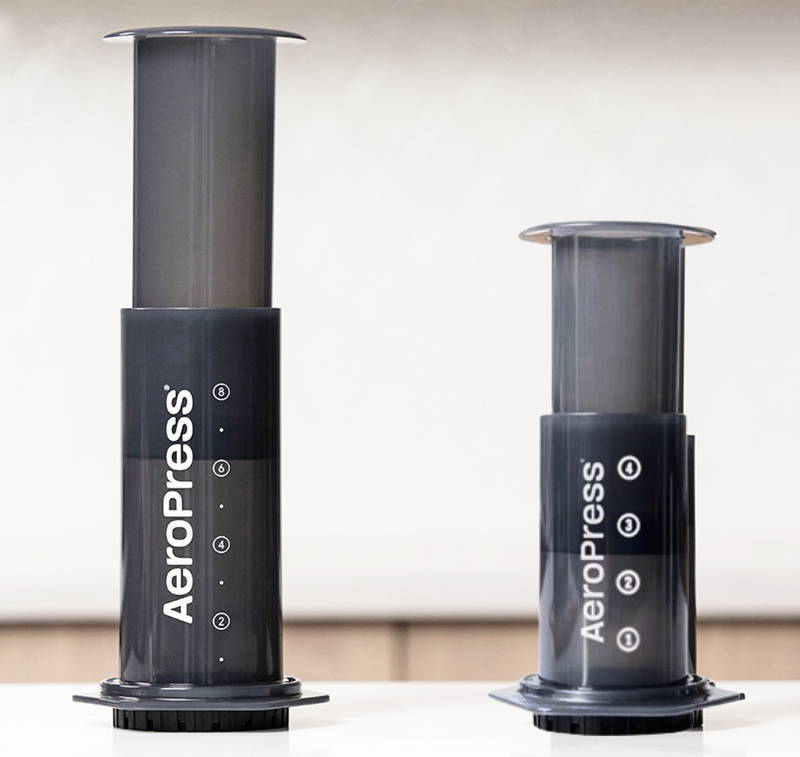 AeroPress XL steht neben der klassischen Aeropress.