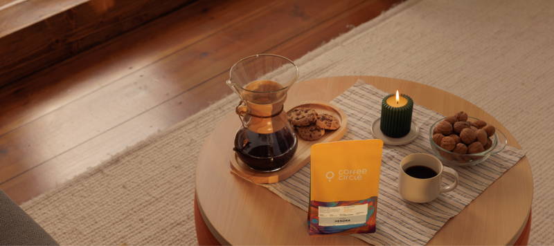 auf dem Tisch steht eine Chemex, Hendra Filterkaffee, Kekse, eine Tasse und eine Kerze