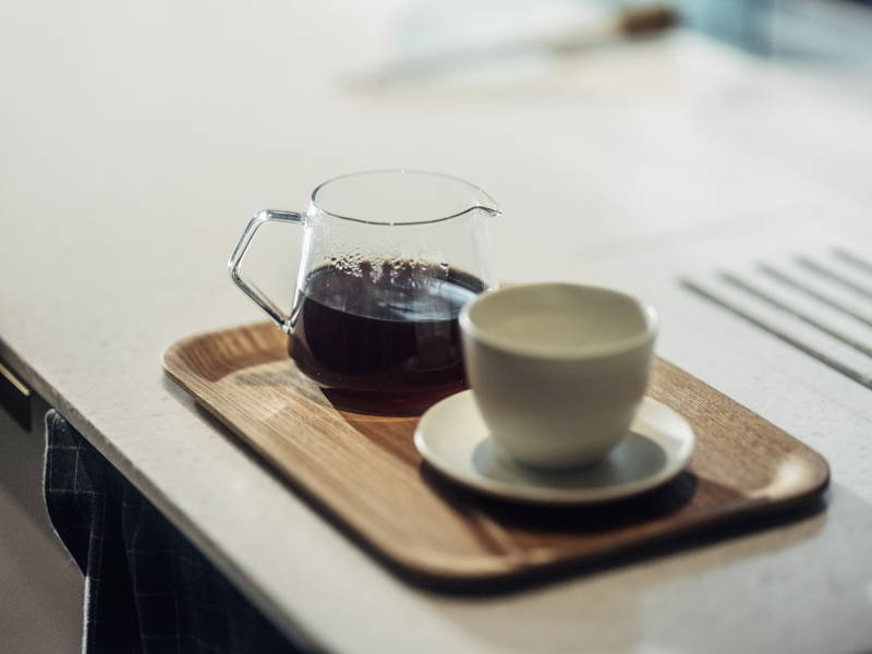 Filterkaffee mit dem Handfilter im Cafe.