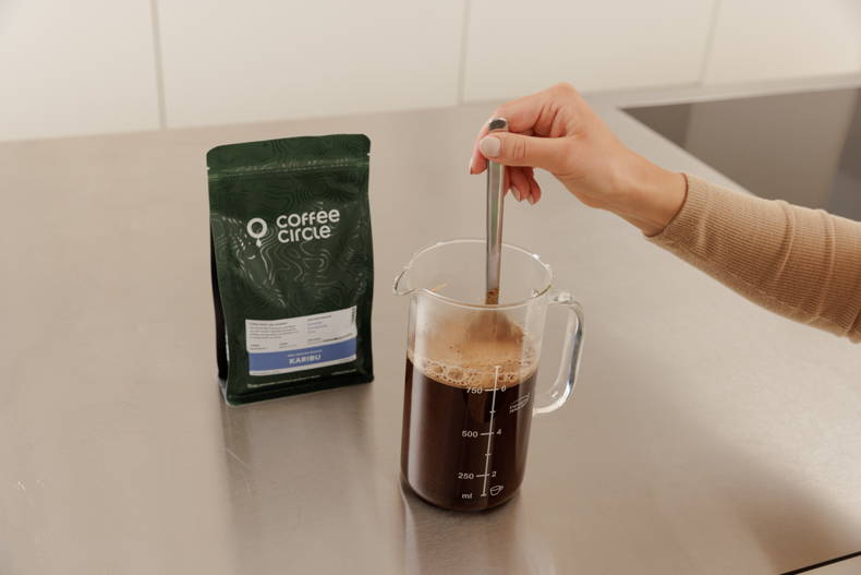 Rühre den Kaffee nach dem Einschenken um, damit sich das Kaffeepulver gleichmäßig im Wasser verteilt und die Kaffeearomen optimal extrahiert werden können