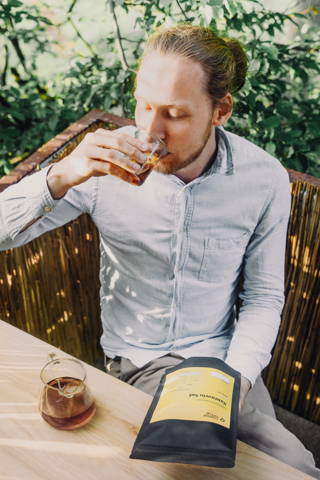 Santuario Sul Filterkaffee Mann trinkt Santuario Sul Filterkaffee als Cold Brew