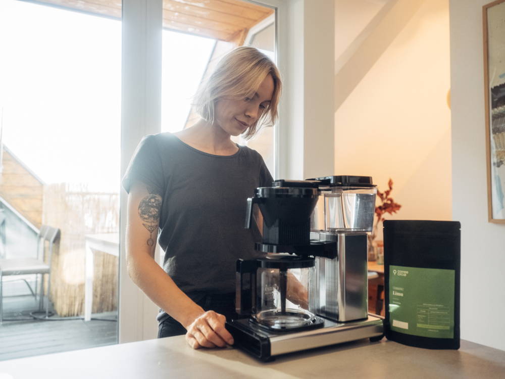 Frau am Limu Kaffee zubereiten mit der Moccamaster Filterkaffeemschine