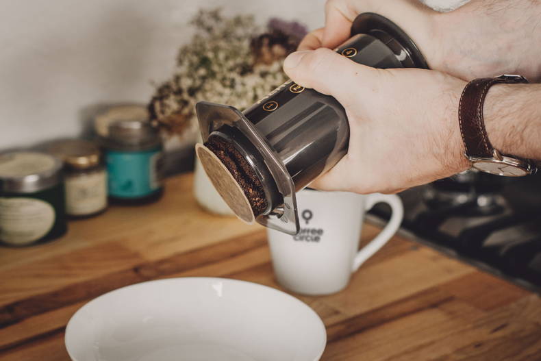 To dispose of the coffee grounds, unscrew the filter. When you push the plunger through, the coffee falls out easily and you only have to rinse the rubber seal. After that, the AeroPress is ready for use again - super practical.