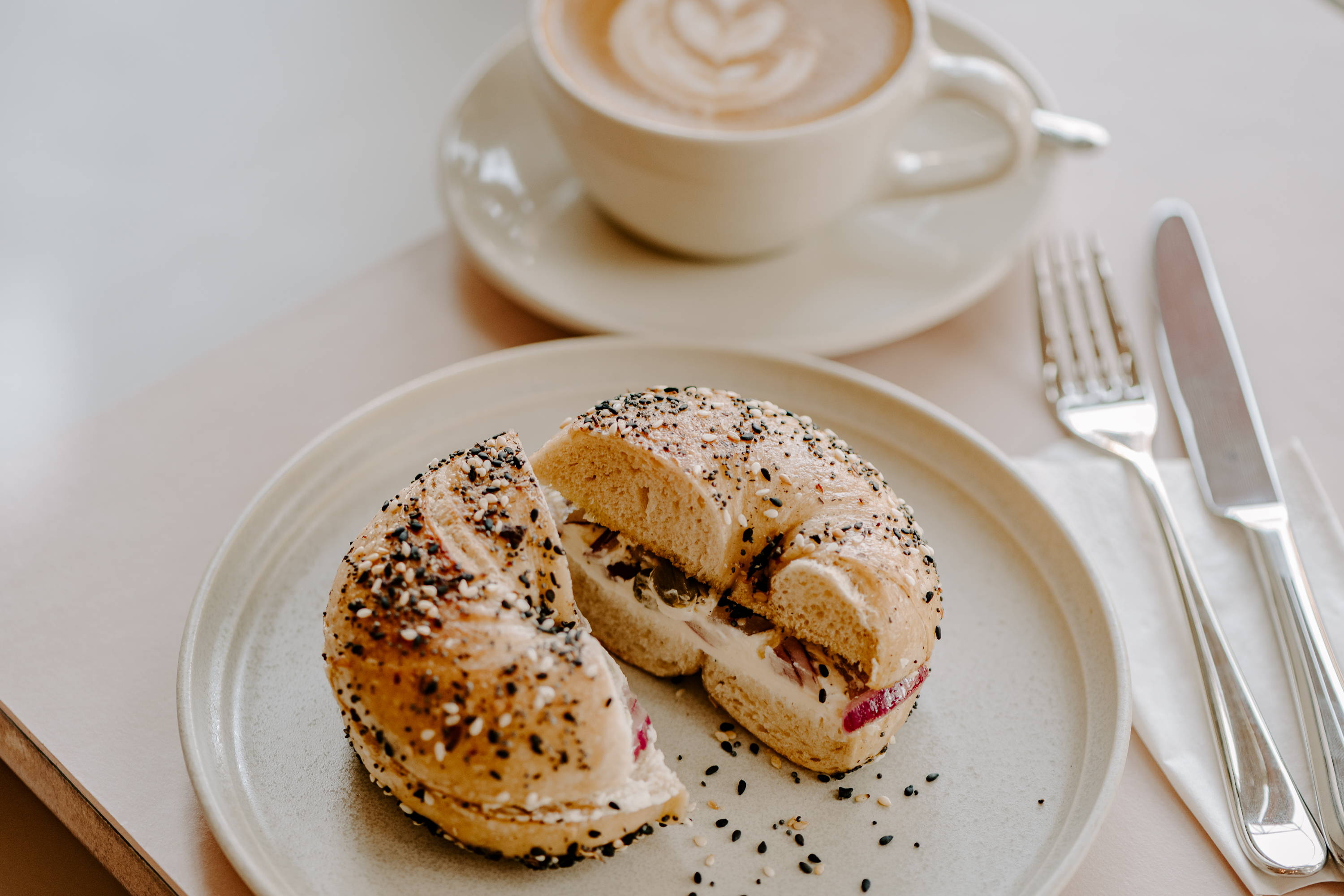 Bagel und Latte im Cafe