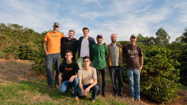 Martin, Hannes und Robert mit Kaffeefarmer:innen bei APAS 2025