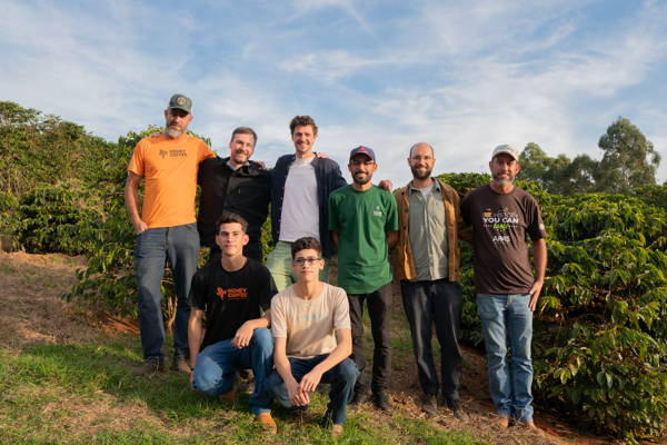 Martin, Hannes und Robert mit Kaffeefarmer:innen bei APAS 2025