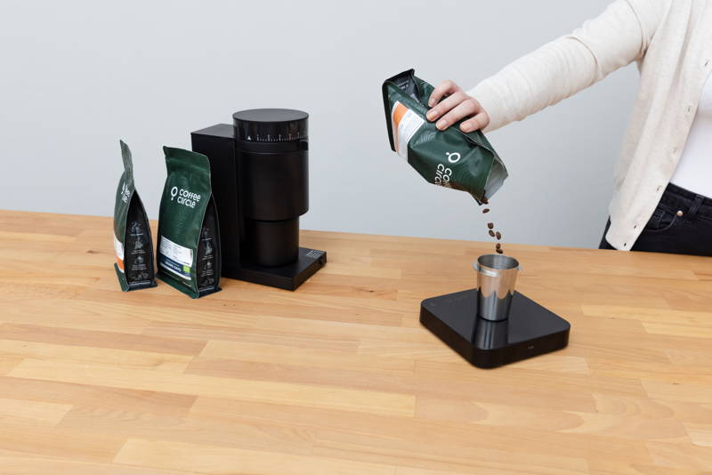 Bohnen abwiegen mit der Acaia Pearl S Digitalwaage