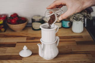 Frisch gemahlenen Kaffee in die Karlsbader Kanne einfüllen Pro Tasse Kaffee empfehlen wir 10g Kaffee.