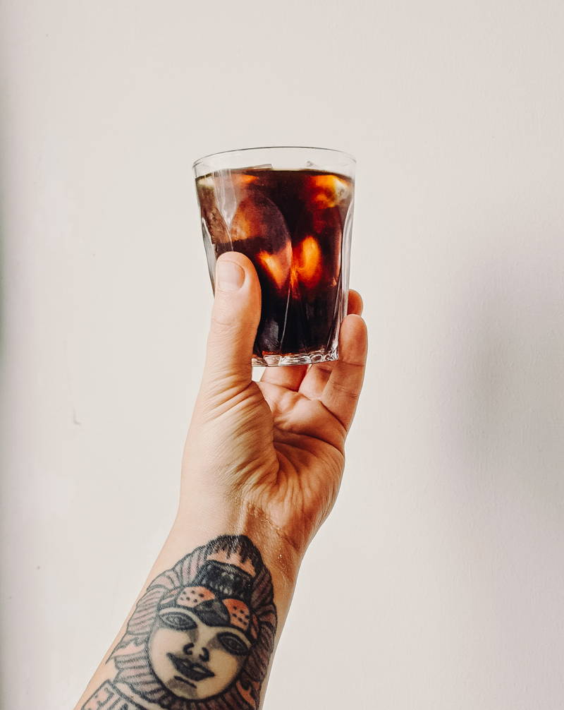 Iced coffe und Hand im Café