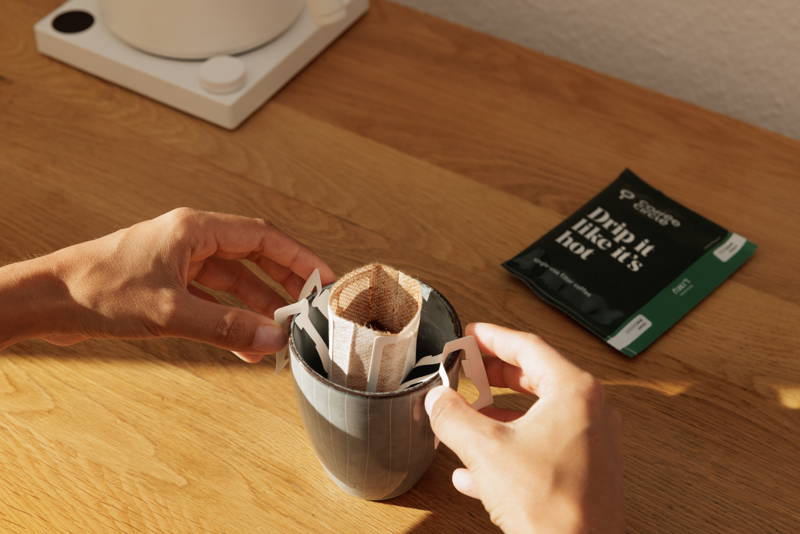 Drip Bag in die Tasse hängen