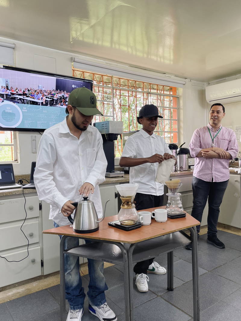 Kaffeezubereitung in der Berufsschule in Kolumbien