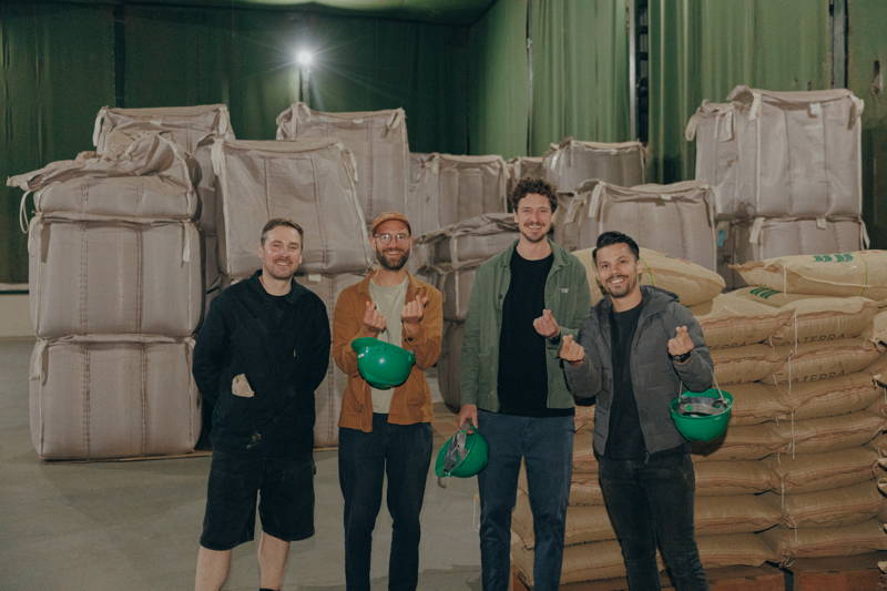 Martin, Hannes und Robert mit einem Kaffeefarmer bei Daterra 2025