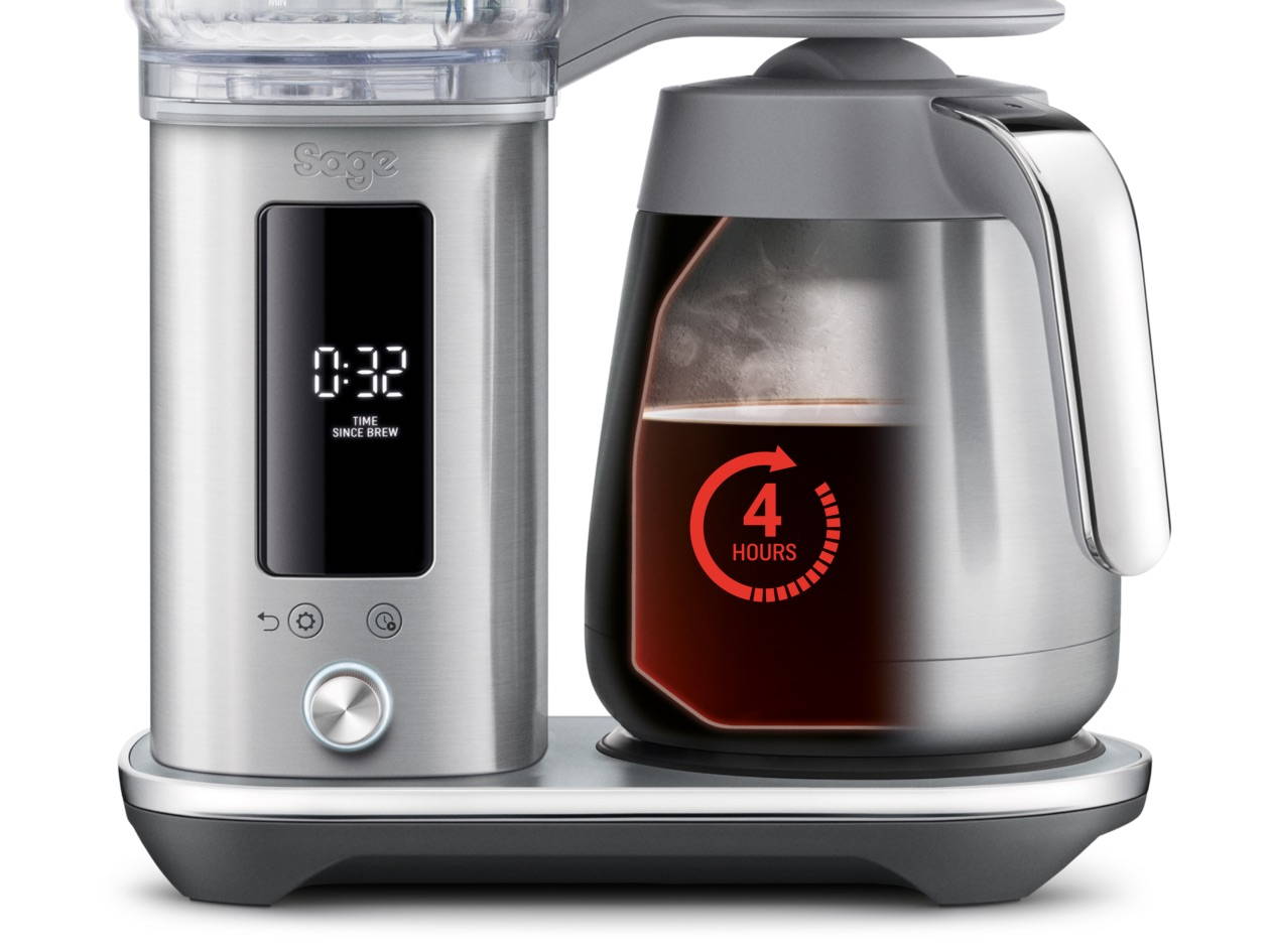 Eine Nahaufnahme der Sage Precision Brewer Kaffeemaschine mit Fokus auf das Display und die Thermoskanne. Das Display zeigt "0:32" und den Text "TIME SINCE BREW" (Zeit seit dem Brühen). Der Thermoskanne ist grafisch mit einem roten Kreispfeil und der Aufschrift "4 HOURS" (4 STUNDEN) überlagert, was auf die Frischeanzeige oder Warmhaltezeit hinweist. Der Markenname "Sage" ist auf dem Wassertank sichtbar.
