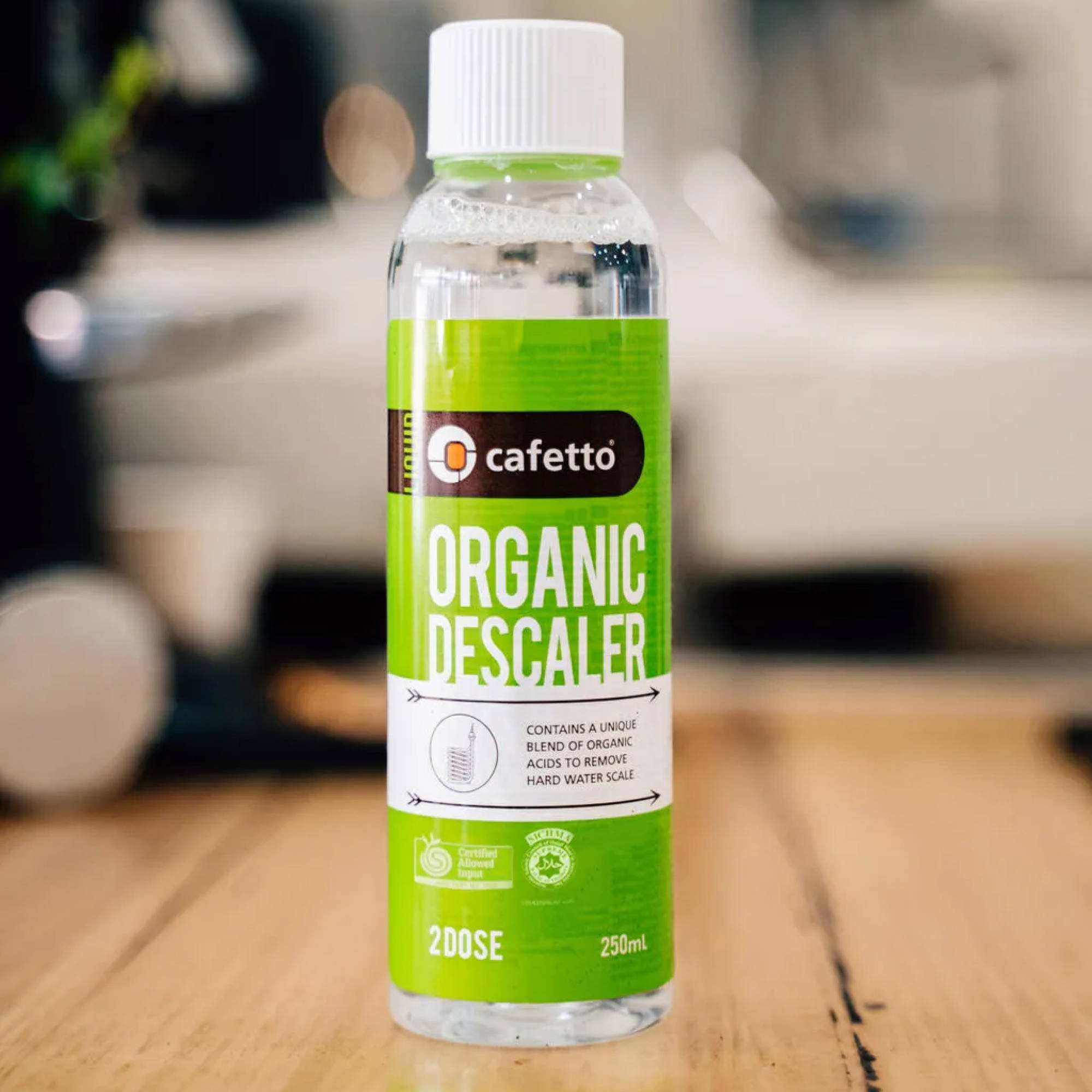Cafetto Bio-Entkalker steht auf einem Holzboden.
