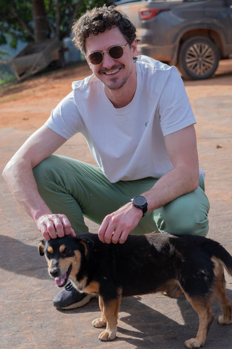 Martin streichelt einen Hund bei APAS 2025