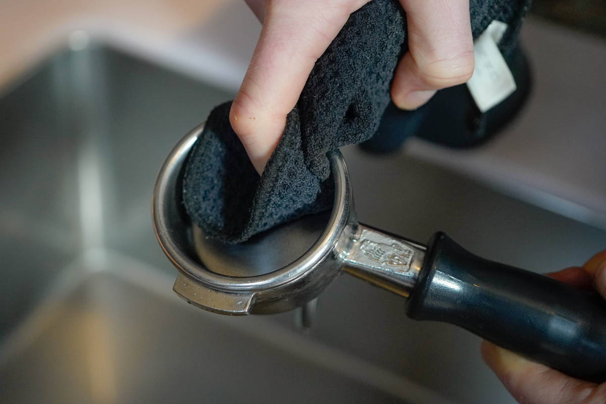 Espressomaschine reinigen – Tägliche Pflege: Schritt 2