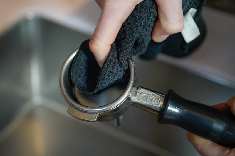 Espressomaschine reinigen – Tägliche Pflege: Schritt 2