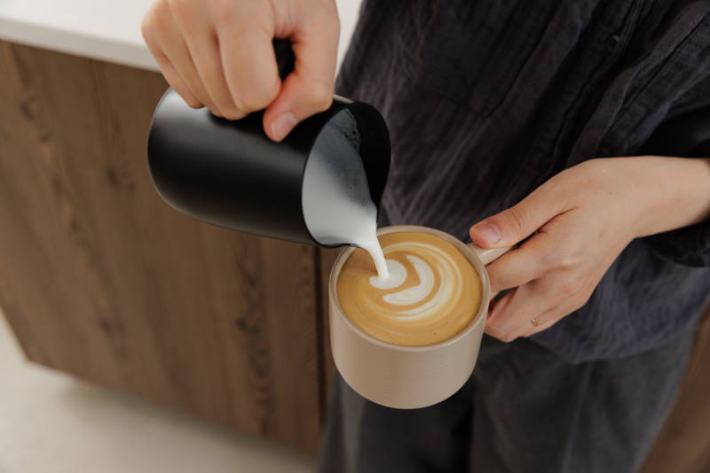 Milch eingießen für Latte Art