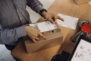 In der Logistik Pakete Packen