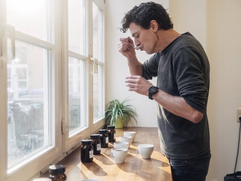 Martin beim cupping in der Rösterei.
