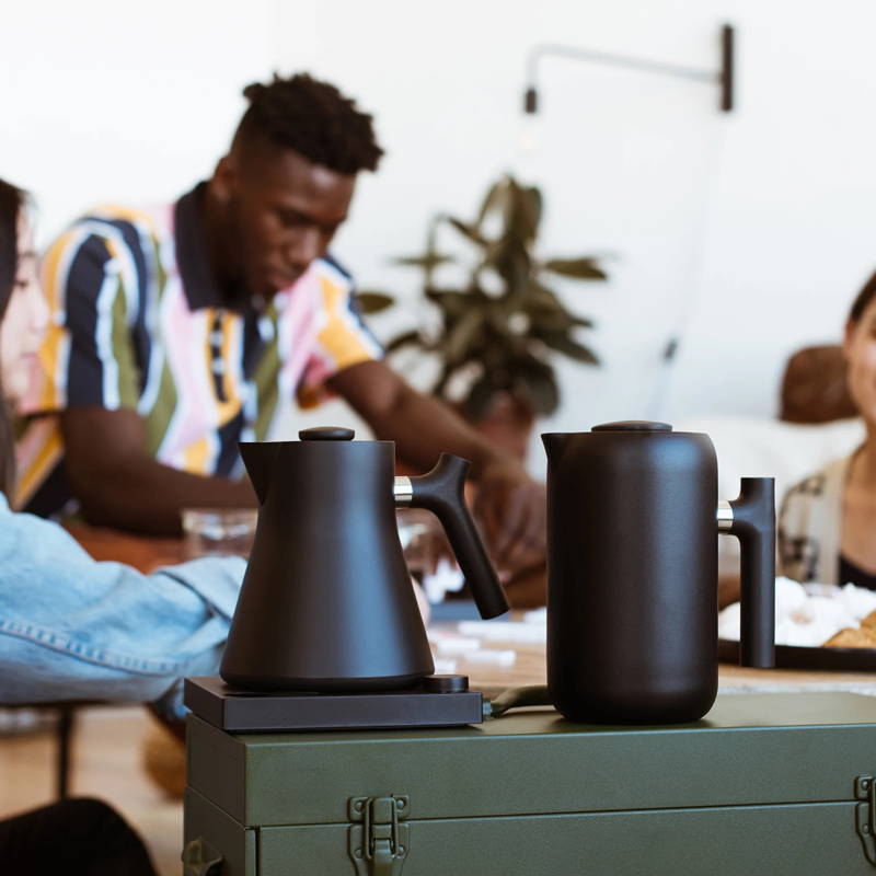 Die Fellow Clara French Press steht neben dem Fellow Corvo.