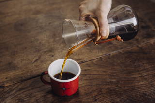 Kaffee aus unserer Emailletasse Ein Klassiker: Kaffee aus der Chemex