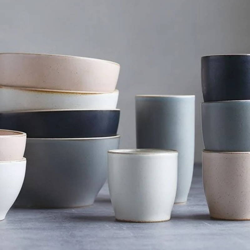 Kinto Nori Tassen sind in verschiedenen Farben übereinander gestapelt.