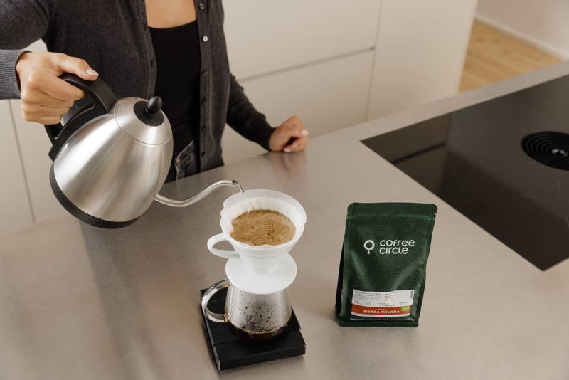 Gib das Wasser langsam in kreisenden Bewegungen dazu