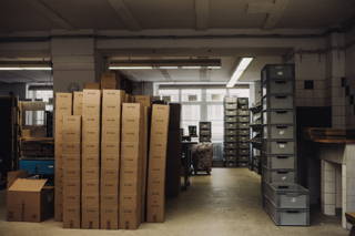 In der Logistik Wir versenden direkt aus Berlin Wedding