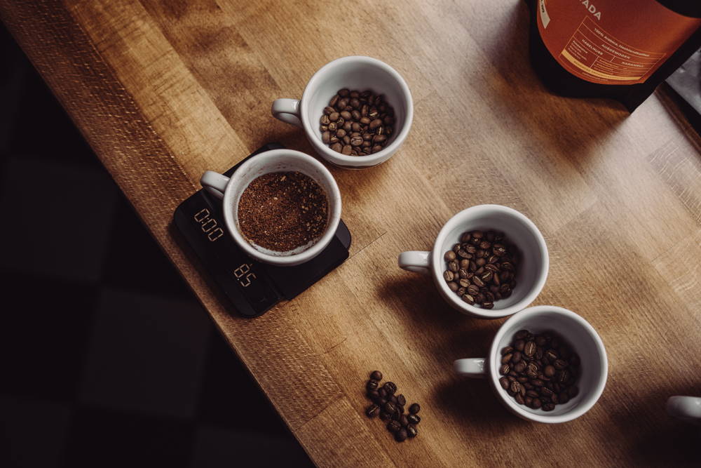 Beim professionellen Cupping Die gleiche Kaffeemenge ist wichtig