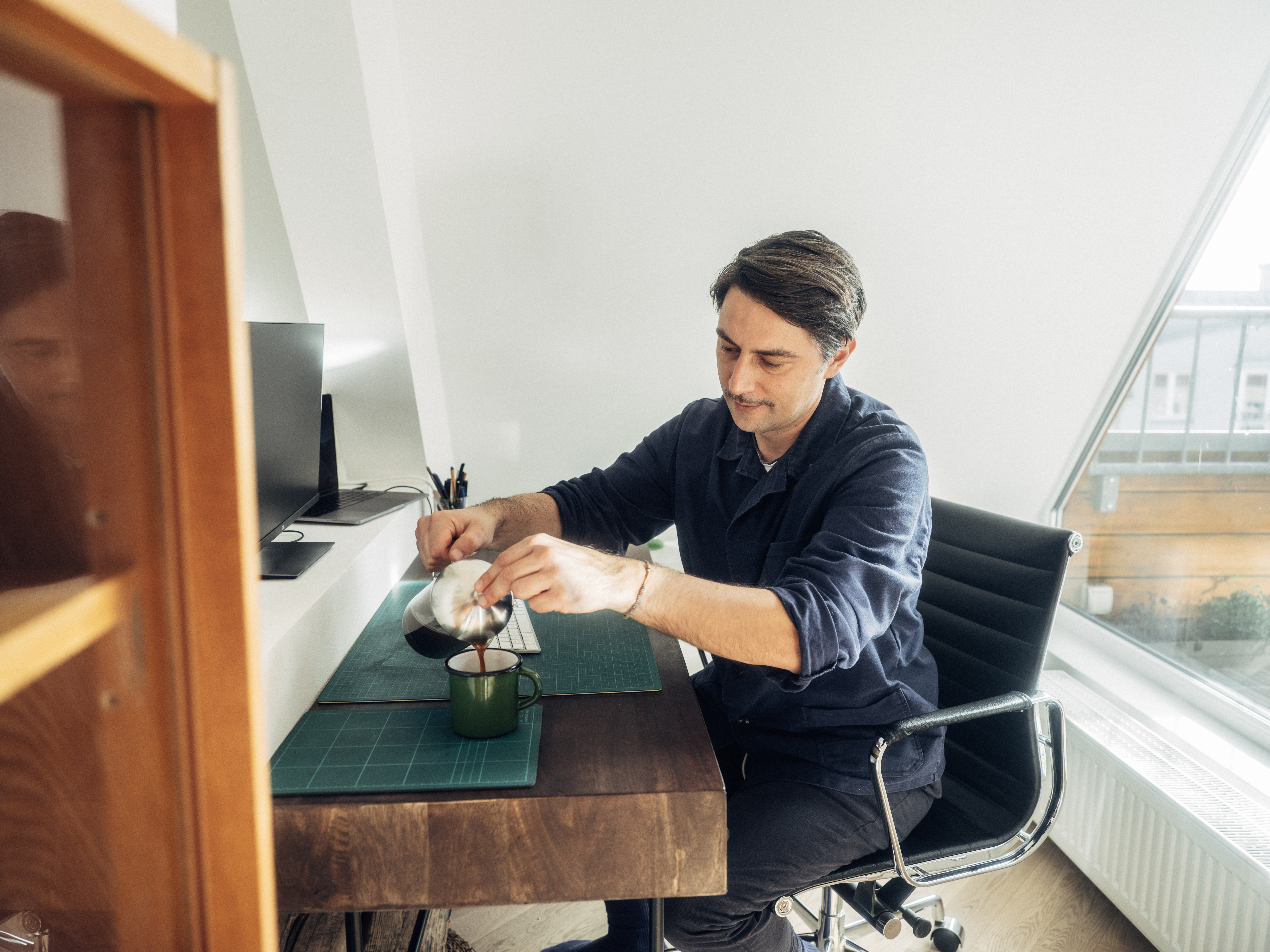 Mann beim Kaffee trinken im Home Office aus der French Press