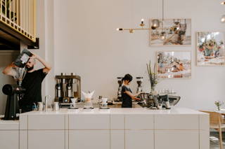 Blick auf die Espresso Bar des Coffee Circle Cafe
