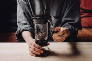 Kaffee mahlen in der Handground