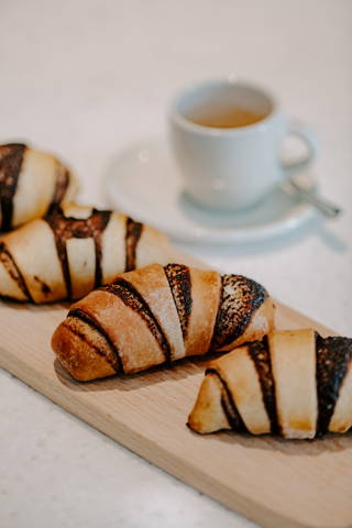 coffeecircle-cafe-berlin-31.jpg Schokoladen Rugelach und Espresso im Cafe