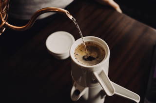 Frischer Kaffee aus der Bayreuther Kaffeemaschine Morgenritual