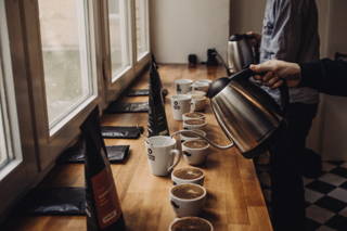 Coffee Circle Cupping Wichtig: Den Kaffee 4 Minuten stehen lassen