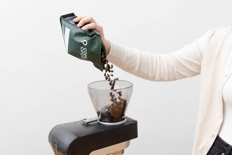 Befüllen der Baratza Sette 270 mit dem Grano Gayo Espresso