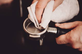 Clean the sieve carrier Clean the sieve carrier