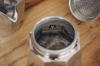 Vorgeheiztes Wasser einfüllen Vorgeheiztes Wasser einfüllen