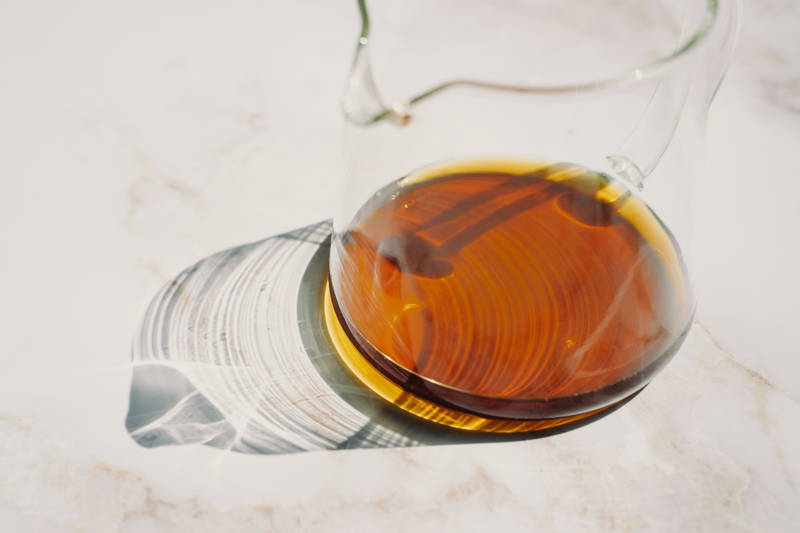 Glasserver mit Kaffee auf Marmor.