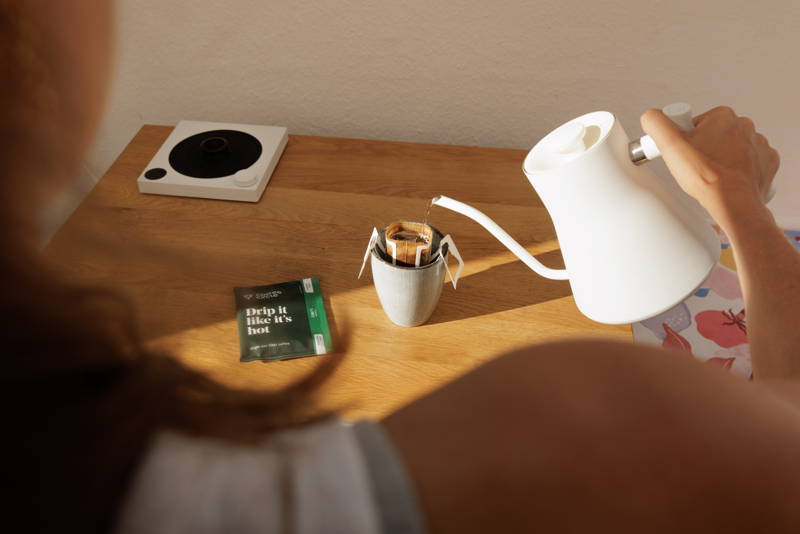 Drip Bag mit heißem Wasser füllen