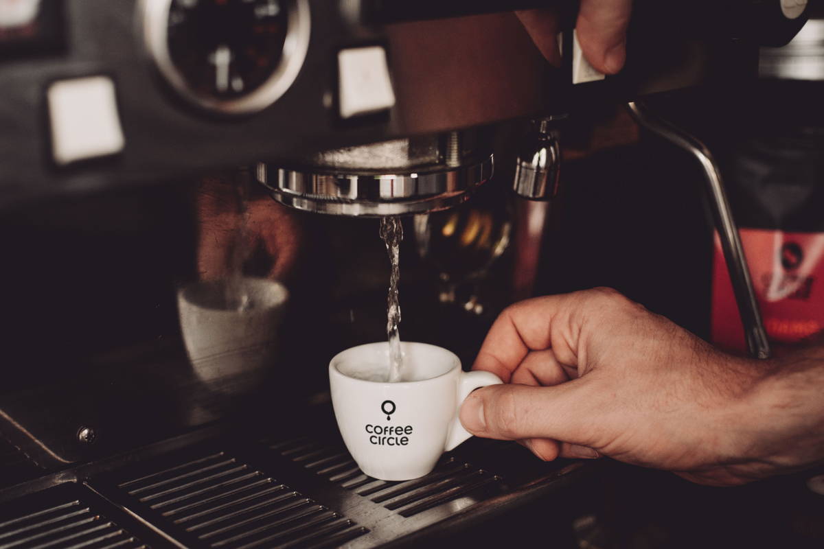 Wärme deine Espressotasse vor.