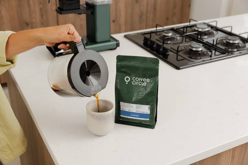 Fertigen Karibu aus dem Moccamaster in Tasse einschenken