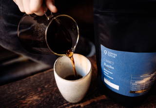 Karibu Kaffee Karibu Kaffee wird frisch in eine Tasse eingeschenkt