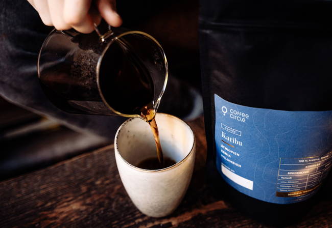 Karibu Kaffee wird frisch in eine Tasse eingeschenkt