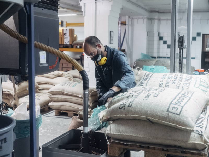 Röstmeister Hannes bei der Arbeit